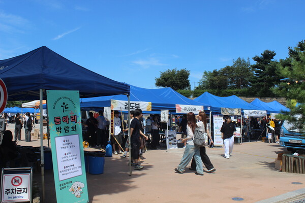 ▲2025년 2학기 동아리박람회가 열린 만해광장의 모습 (사진=유수지 수습기자.)