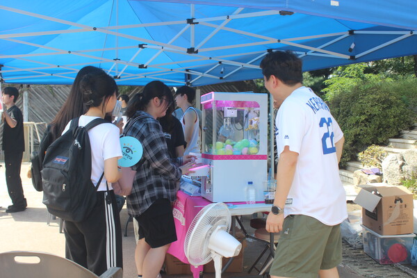   ▲외부 업체 ‘밝은성모안과’ 부스에 참여하고 있는 학생들 (사진=유수지 수습기자.)