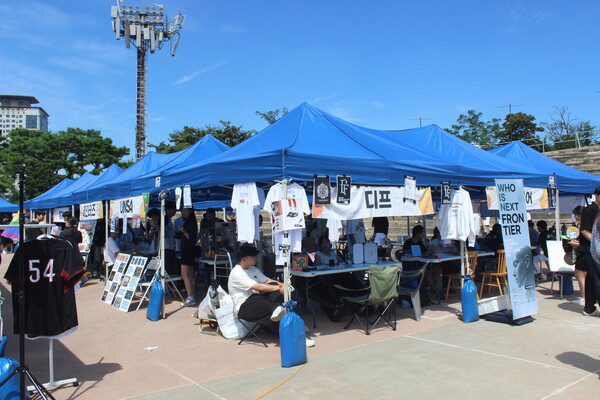  ▲만해광장에 설치된 다양한 동아리 부스 (사진=유수지 수습기자.)