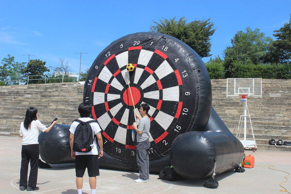 ▲에어바운스 게임(중앙동아리를 잡아라!)에 참여하는 학생들 (사진=유수지 수습기자.)