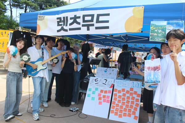 ▲중앙 락밴드 동아리 ‘렛츠무드’가 부스를 운영하고 있다 (사진=유수지 수습기자.)
