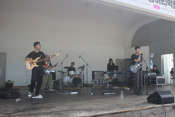 ▲만해광장에서 공연 중인 중앙밴드동아리 ‘아리랑’ (사진=유영아 수습기자.)