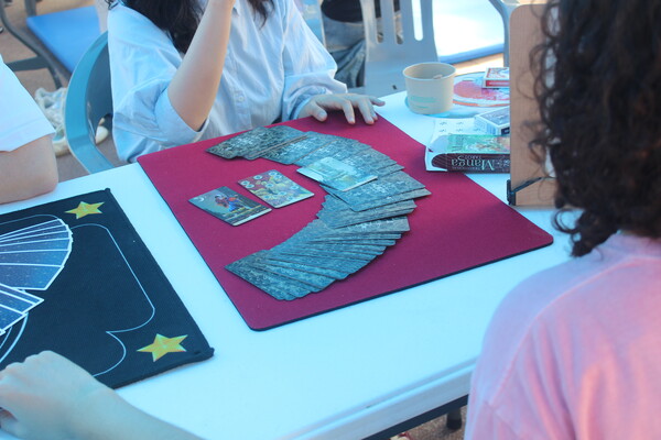 ▲학우들에게 타로를 시범으로 보여주고 있는 마술&타로 중앙동아리 ‘LOTUS’ (사진=유영아 수습기자.)