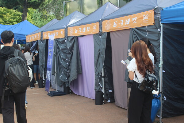 ▲만해광장 안 동국네컷 사진을 확인하는 학우들 (사진=유영아 수습기자.)