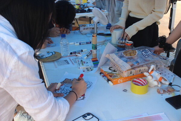 ▲중앙영어회화동아리 ‘MECS’에서 색칠 체험을 하는 학우들 (사진=유영아 수습기자.)