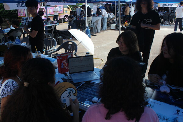 ▲동아리 홍보를 위해 열심히 설명하는 중앙락메탈밴드동아리 ‘피어리스던’ (사진=유영아 수습기자.)