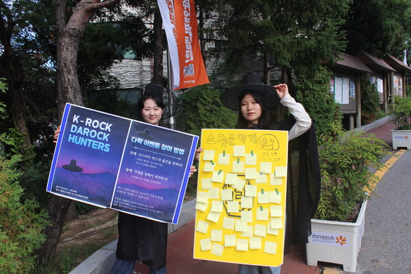 ▲동아리 홍보를 위해 소원문 적기 체험을 진행 중인 중앙국악동아리 ‘다락’ (사진=유영아 수습기자.)