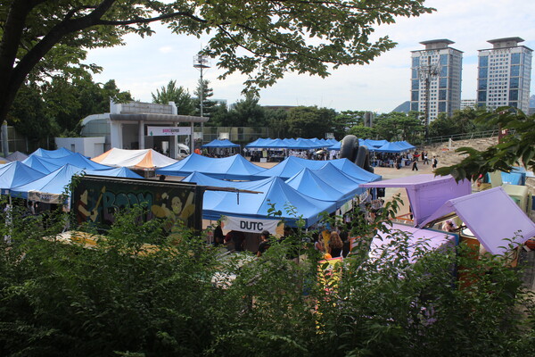 ▲다양한 동아리 부스와 푸드트럭이 설치된 만해광장 안 (사진=유영아 수습기자.)