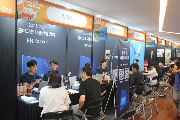 ▲다양한 기업 부스에서 상담을 받고 있는 학우들 (사진=오승리 기자.)