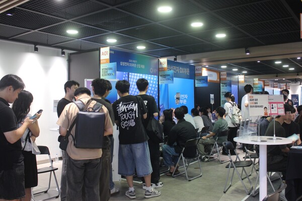 ▲부스 앞에 줄을 선 학우들의 모습 (사진=유영아 수습기자.)