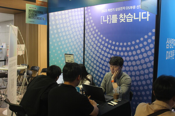 ▲기업 부스에서 상담을 받는 학우들의 모습 (사진=오승리 기자.)