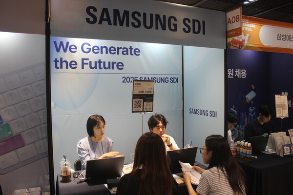 ▲기업 부스에서 상담을 받는 학우들의 모습 (사진=오승리 기자.)