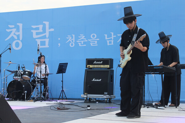 ▲교내 밴드 SG의 공연 모습 (사진=고아름 기자.)