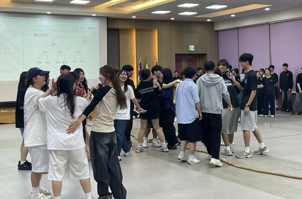 ▲줄다리기에서 이겨 기뻐하는 학우들 (사진=고아름 기자.)
