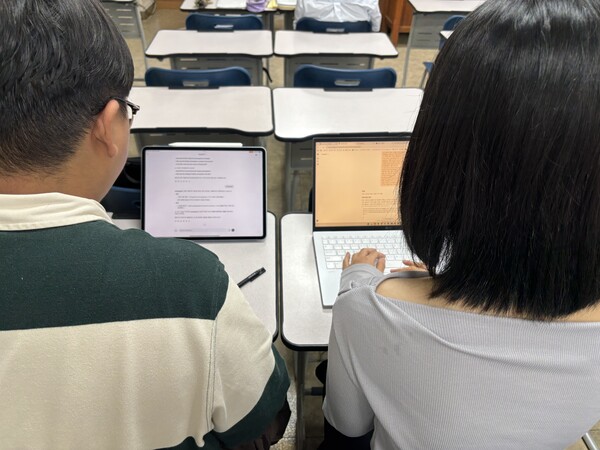 Students use generative AI during class, reflecting its growing role in academic life. / Photography by Ku Ji-won