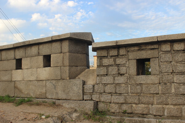 ▲축조 시기에 따라 다르게 이어진 성곽 (사진=김지윤 기자.)