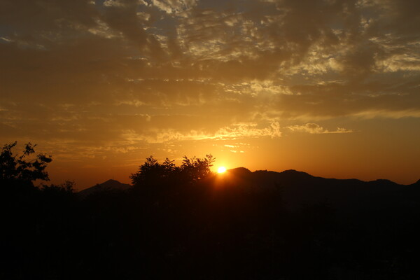 ▲낙산공원 조망지점에서 바라본 일몰 (사진=김지윤 기자.)