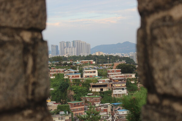 ▲성곽 틈새로 비친 서울의 전경 (사진=김지윤 기자.)