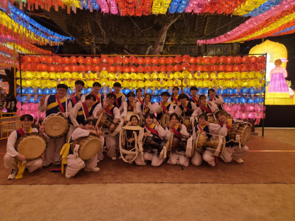 ▲한소리 연등제 공연 이후 단체사진 (사진제공=소모임 한소리.)