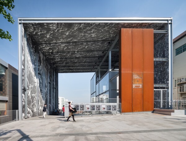 △ 도시를 향해 개방형 “빈공간”을 제공함으로써 도시와 공간의 연결 문의 역할을 한다. (사진=현대카드 뮤직라이브러리)