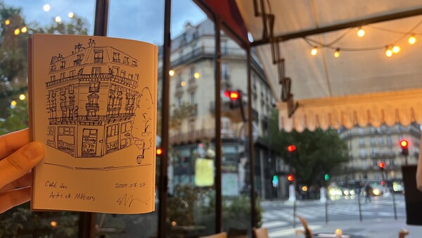 △ 사진= 카페 테라스에 앉아 그린 그림