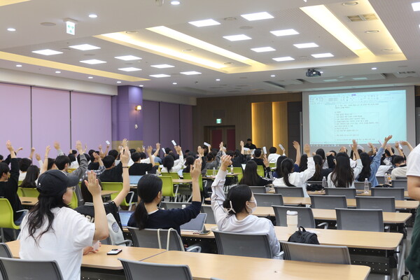 ▲바시대 전과 전면 제한 건에서 학우들이 의결하고 있다 (사진=고아름 기자.)