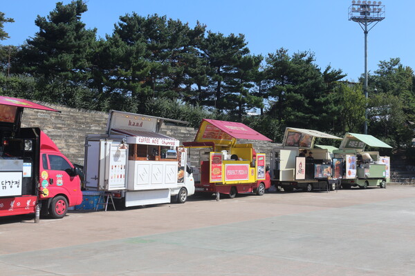 ▲마지막 날을 채우는 푸트트럭들 [사진=박시우 수습기자.]