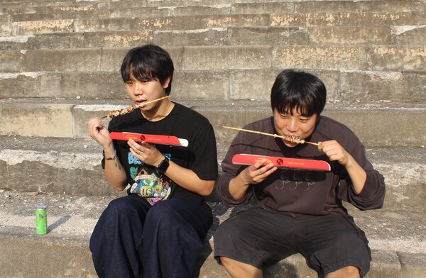 ▲푸트트럭 음식을 먹는 학우들 [사진=박시우 수습기자.]