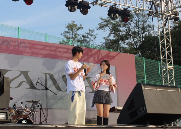 ▲학우 공연 진행 중인 MC [사진=박시우 수습기자.]