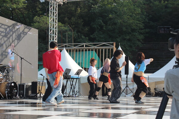 ▲우리대학 미래융합교육원의 공연 [사진=박시우 수습기자.]