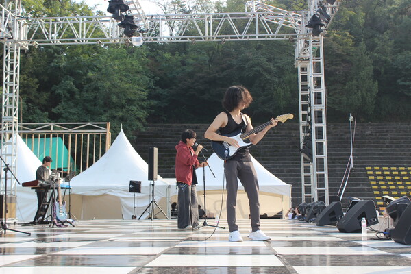 ▲중앙 밴드동아리 '피어리스던'의 무대 [사진=박시우 수습기자.]