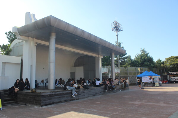 ▲팔정도에서 부스 음식을 즐기는 학우들 (사진=유수지 수습기자.)