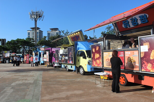 ▲푸드트럭이 있는 만해광장의 모습 (사진=유수지 수습기자.)