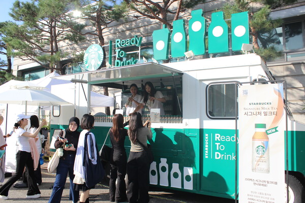 ▲외부 업체 ‘스타벅스 RTD’ 부스에 참여 중인 학생들 (사진=유수지 수습기자.)