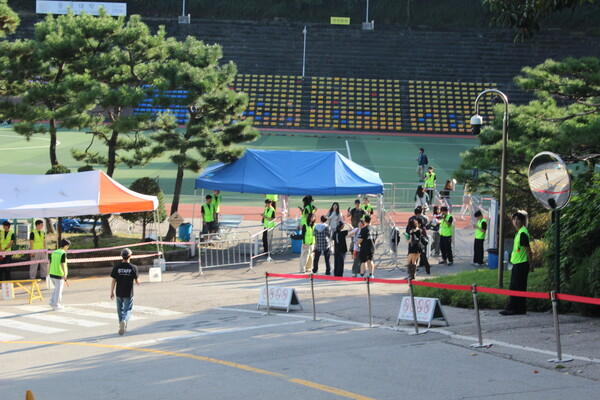 ▲대운동장에 입장하는 학우들 (사진=유수지 수습기자.)