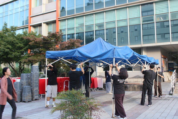 ▲야간 부스를 준비하고 있는 학생들 (사진=유수지 수습기자.)