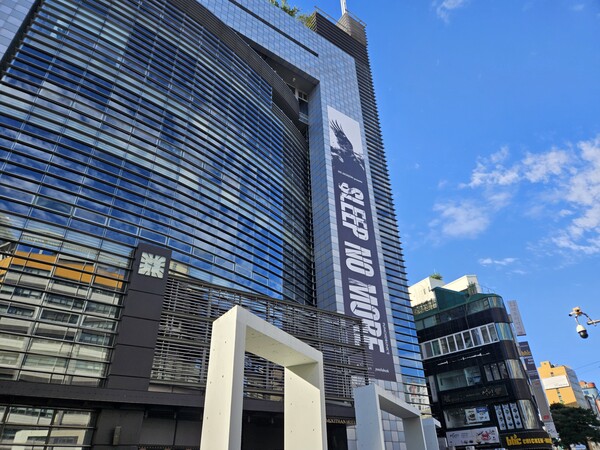 Daehan Cinema, which had closed its doors, has reopened with a new performance. /Photography by Lee Jae-won