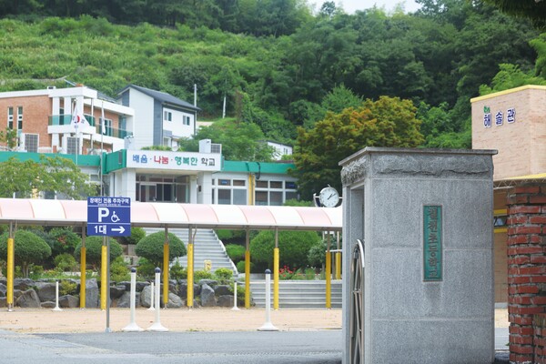 ▲칠천초등학교 정문 (사진=오승리 기자.)