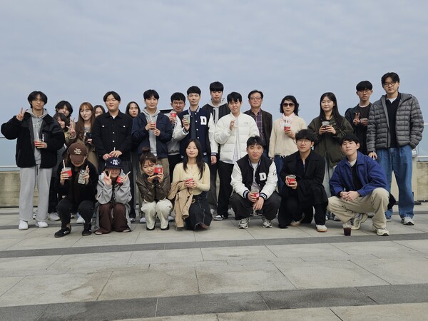 As part of a class, students visited the border area in Gimpo Aegibong Observatory. /Photography provided by Hwang Jin-tae