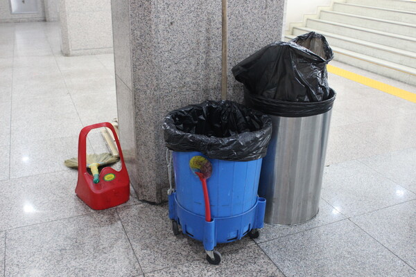 ▲청소노동자의 청소 도구 (사진=김지은 기자.)