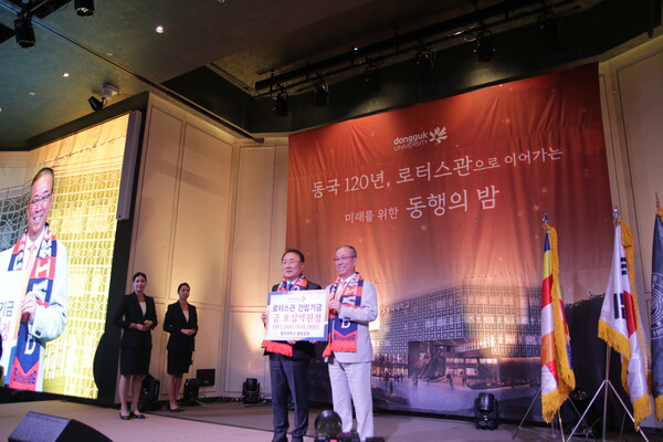 ▲문선배 총동회장과 윤재웅 총장 (사진=권규리 기자.)