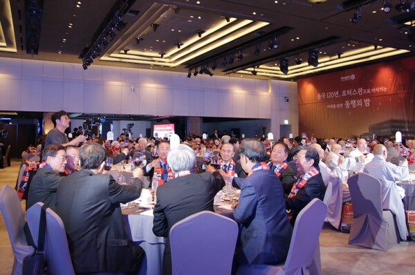 ▲건배사에 맞춰 건배하는 동문들의 모습 (사진=권규리 기자.)