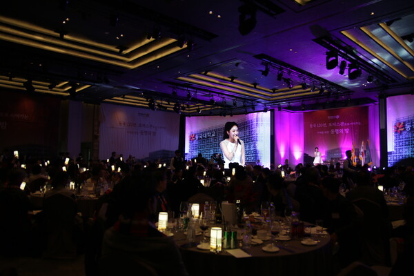 ▲가수 '김태연'의 축하무대 (사진=권규리 기자.)