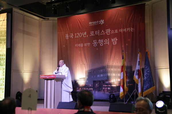 ▲이사장 스님이 무대에서 발언하고 있다 (사진=권규리 기자.)