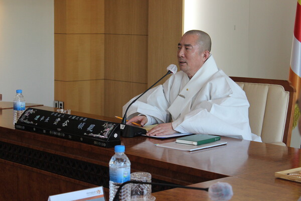  ▲환영사를 전하는 이사장 돈관스님 (사진=박시우 수습기자.)