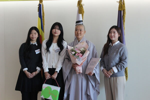 ▲감사편지, 꽃다발을 건네는 '템플애플' (사진=박시우 수습기자.)