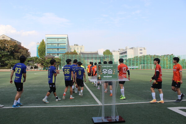 ▲양팀 선수들이 경기를 앞두고 경기장에 들어서고 있다 (사진=권규리 기자.)