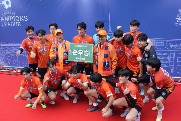 ▲준우승을 차지한 중앙 축구동아리 'FC TOTO' (사진=권규리 기자.)