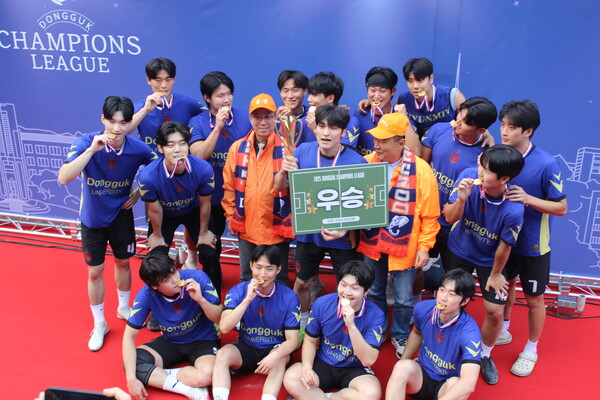 ▲우승을 거머쥔 체육교육과 축구동아리 'ARES' (사진=권규리 기자.)