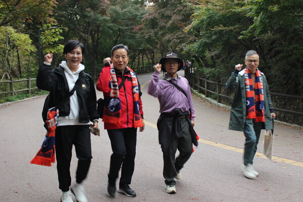 ▲한마음 걷기대회에 참여한 행정학과 동문들의 모습 (사진=권규리 기자.)